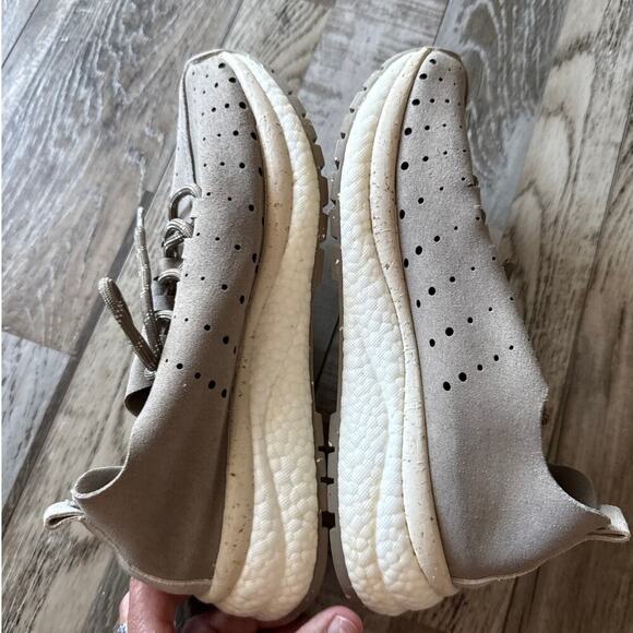 OTBT Womens Alstead Comfort Sneaker 6 Perforated Lug Rubber Outsole Gray Beige - Picture 5 of 8